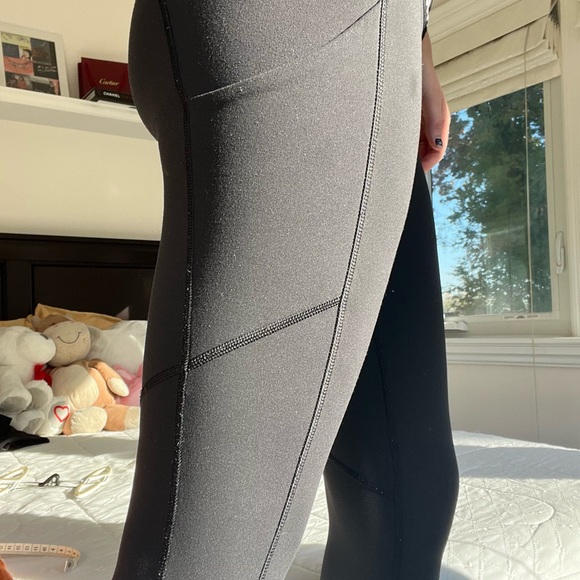 BLACK LULULEMON LEGGINGS - Picture 16 of 16